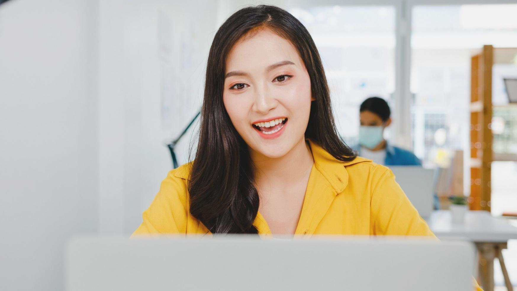 Session d'analyse SEO avec des participants engagés